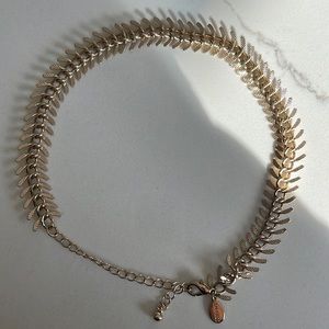 Express fishbone choker necklace in yellow gold tone